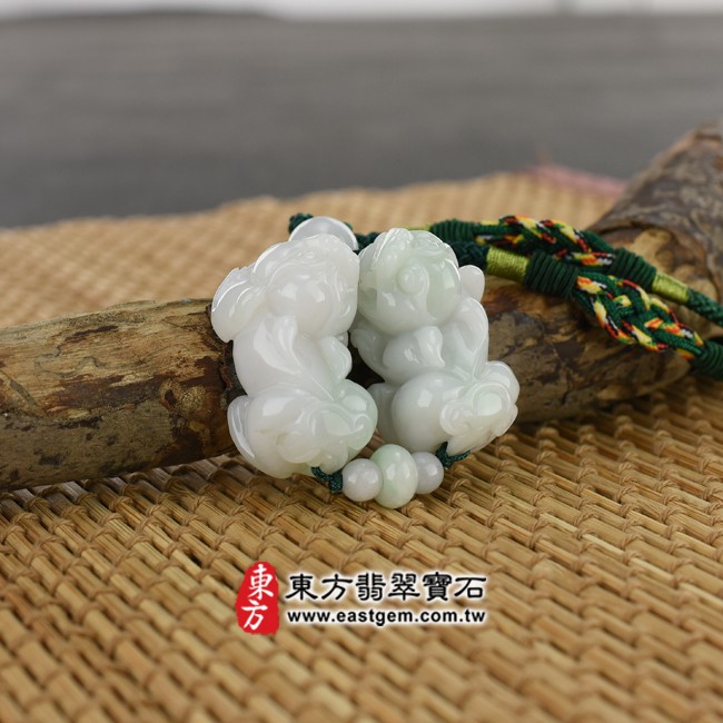 貔貅情境照片 翡翠貔貅項鍊玉珮（招財貔貅：貔貅牌A貨翡翠貔貅玉珮、緬甸玉貔貅玉墜）。白綠色糯種貔貅，PF369。客製化訂做各種翡翠貔貅吊墜玉珮項鍊。★附A貨翡翠雙證書
