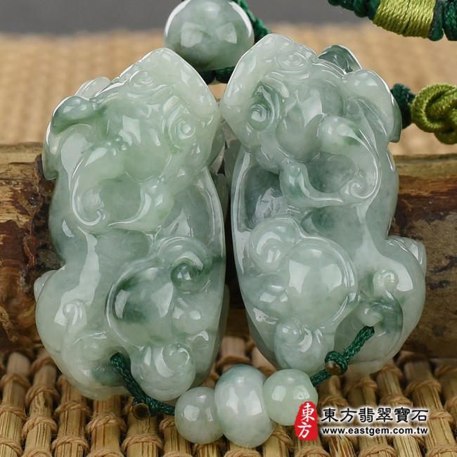 貔貅正面照片 （已出售勿下標，可訂做）翡翠貔貅項鍊玉珮（招財貔貅：貔貅牌A貨翡翠貔貅玉珮、緬甸玉貔貅玉墜）。淡綠色糯種貔貅，PF377。客製化訂做各種翡翠貔貅吊墜玉珮項鍊。★附A貨翡翠雙證書