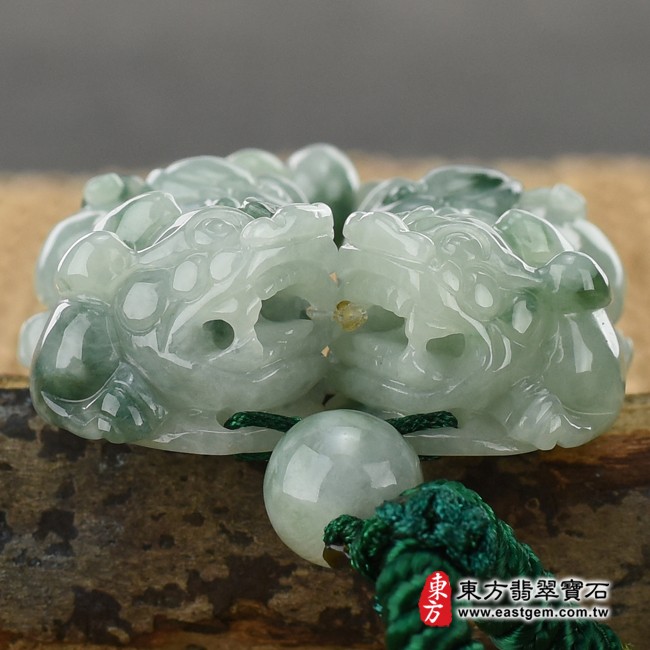 貔貅正面照片 （已出售勿下標，可訂做）翡翠貔貅項鍊玉珮（招財貔貅：貔貅牌A貨翡翠貔貅玉珮、緬甸玉貔貅玉墜）。淡綠色糯種貔貅，PF377。客製化訂做各種翡翠貔貅吊墜玉珮項鍊。★附A貨翡翠雙證書