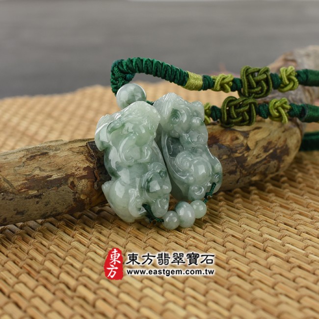 貔貅情境照片 （已出售勿下標，可訂做）翡翠貔貅項鍊玉珮（招財貔貅：貔貅牌A貨翡翠貔貅玉珮、緬甸玉貔貅玉墜）。淡綠色糯種貔貅，PF377。客製化訂做各種翡翠貔貅吊墜玉珮項鍊。★附A貨翡翠雙證書
