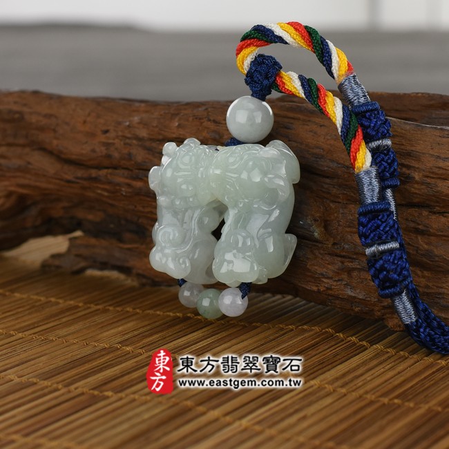 貔貅情境照片 （已出售勿下標，可訂做）翡翠貔貅項鍊玉珮（招財貔貅：貔貅牌A貨翡翠貔貅玉珮、緬甸玉貔貅玉墜）。淡綠色糯種貔貅，PF378。客製化訂做各種翡翠貔貅吊墜玉珮項鍊。★附A貨翡翠雙證書