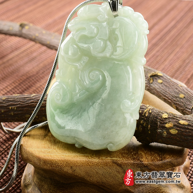 翡翠如意項鍊玉珮右側照片  翡翠如意項鍊玉珮（如意帶招財貔貅，銅錢；招財如意：如意牌A貨翡翠如意玉珮、緬甸玉如意玉墜）。淡綠豆種帶白色如意，LU079。客製化訂做各種翡翠如意吊墜玉珮項鍊。★附A貨翡翠雙證書