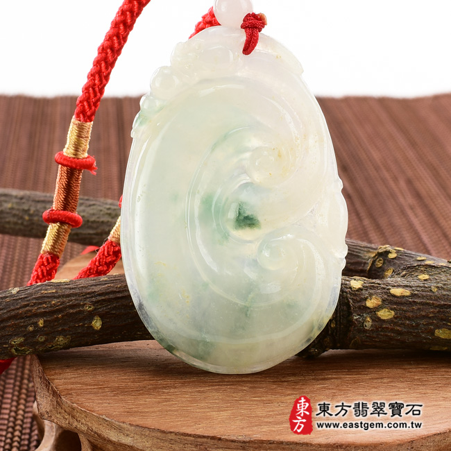 翡翠如意項鍊玉珮正面照片  翡翠如意項鍊玉珮（吉祥如意龍：如意牌A貨翡翠如意玉珮、緬甸玉如意玉墜）。綠糯種飄花帶白色如意LU097。客製化訂做各種翡翠如意吊墜玉珮項鍊。★附A貨翡翠雙證書