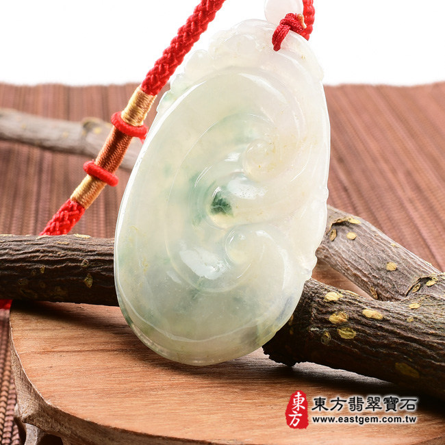 翡翠如意項鍊玉珮右側照片  翡翠如意項鍊玉珮（吉祥如意龍：如意牌A貨翡翠如意玉珮、緬甸玉如意玉墜）。綠糯種飄花帶白色如意LU097。客製化訂做各種翡翠如意吊墜玉珮項鍊。★附A貨翡翠雙證書