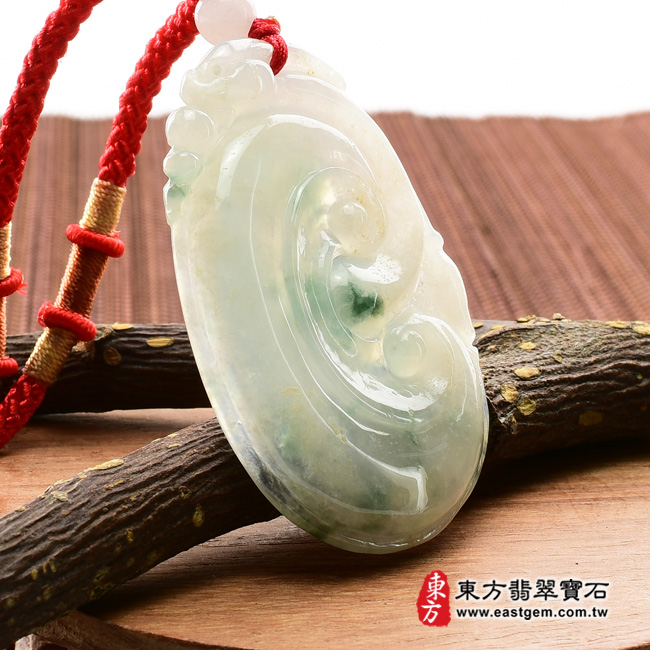 翡翠如意項鍊玉珮左側照片  翡翠如意項鍊玉珮（吉祥如意龍：如意牌A貨翡翠如意玉珮、緬甸玉如意玉墜）。綠糯種飄花帶白色如意LU097。客製化訂做各種翡翠如意吊墜玉珮項鍊。★附A貨翡翠雙證書