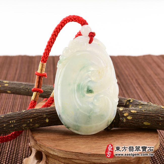 翡翠如意項鍊玉珮情境照片  翡翠如意項鍊玉珮（吉祥如意龍：如意牌A貨翡翠如意玉珮、緬甸玉如意玉墜）。綠糯種飄花帶白色如意LU097。客製化訂做各種翡翠如意吊墜玉珮項鍊。★附A貨翡翠雙證書