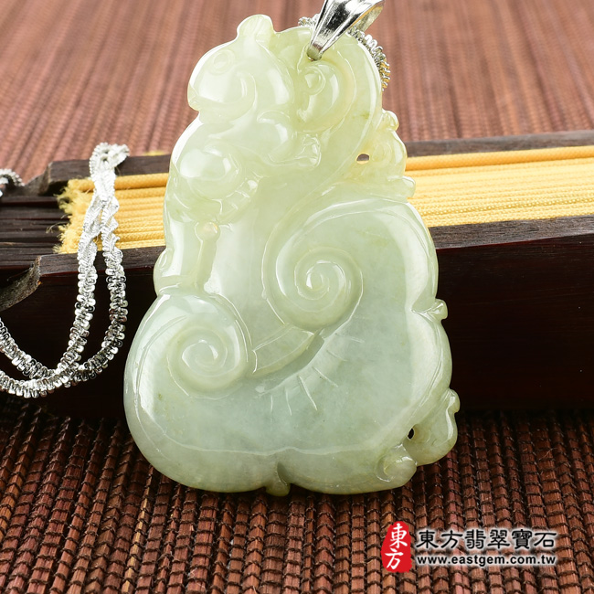 翡翠如意項鍊玉珮正面照片  翡翠如意項鍊玉珮（如意帶招財貔貅，招財如意：如意牌A貨翡翠如意玉珮、緬甸玉如意玉墜）。油青糯種如意，LU110。客製化訂做各種翡翠如意吊墜玉珮項鍊。★附A貨翡翠雙證書