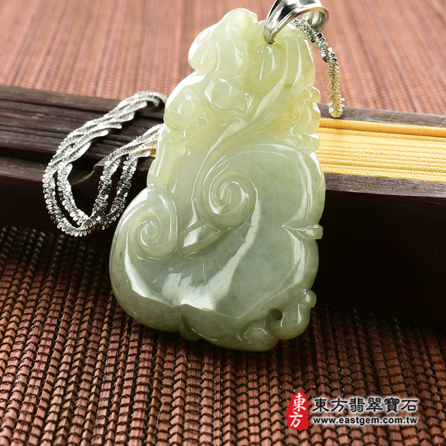 翡翠如意項鍊玉珮右側照片  翡翠如意項鍊玉珮（如意帶招財貔貅，招財如意：如意牌A貨翡翠如意玉珮、緬甸玉如意玉墜）。油青糯種如意，LU110。客製化訂做各種翡翠如意吊墜玉珮項鍊。★附A貨翡翠雙證書