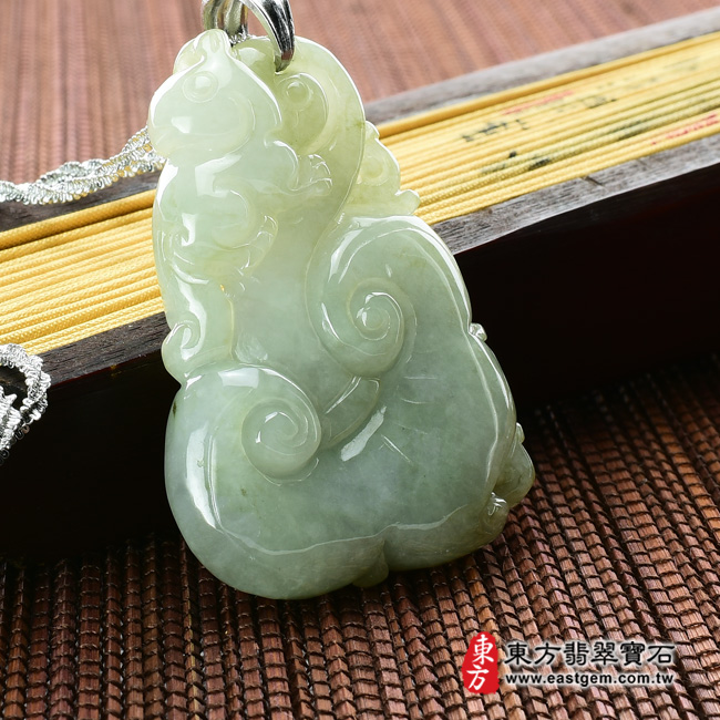 翡翠如意項鍊玉珮左側照片  翡翠如意項鍊玉珮（如意帶招財貔貅，招財如意：如意牌A貨翡翠如意玉珮、緬甸玉如意玉墜）。油青糯種如意，LU110。客製化訂做各種翡翠如意吊墜玉珮項鍊。★附A貨翡翠雙證書