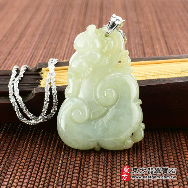 翡翠如意項鍊玉珮情境照片  翡翠如意項鍊玉珮（如意帶招財貔貅，招財如意：如意牌A貨翡翠如意玉珮、緬甸玉如意玉墜）。油青糯種如意，LU110。客製化訂做各種翡翠如意吊墜玉珮項鍊。★附A貨翡翠雙證書