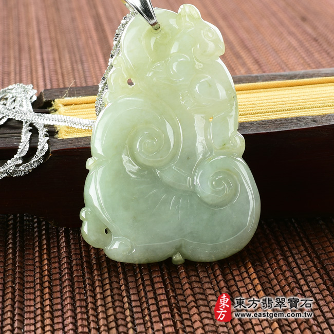 翡翠如意項鍊玉珮背面照片  翡翠如意項鍊玉珮（如意帶招財貔貅，招財如意：如意牌A貨翡翠如意玉珮、緬甸玉如意玉墜）。油青糯種如意，LU110。客製化訂做各種翡翠如意吊墜玉珮項鍊。★附A貨翡翠雙證書