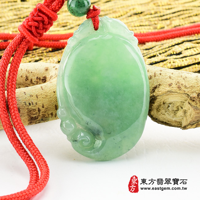 翡翠如意項鍊玉珮正面照片  翡翠如意項鍊玉珮（吉祥如意：如意牌A貨翡翠如意玉珮、緬甸玉如意玉墜）。糯豆種如意LU125。客製化訂做各種翡翠如意吊墜玉珮項鍊。★附A貨翡翠雙證書 