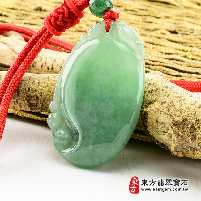 翡翠如意項鍊玉珮右側照片  翡翠如意項鍊玉珮（吉祥如意：如意牌A貨翡翠如意玉珮、緬甸玉如意玉墜）。糯豆種如意LU125。客製化訂做各種翡翠如意吊墜玉珮項鍊。★附A貨翡翠雙證書 