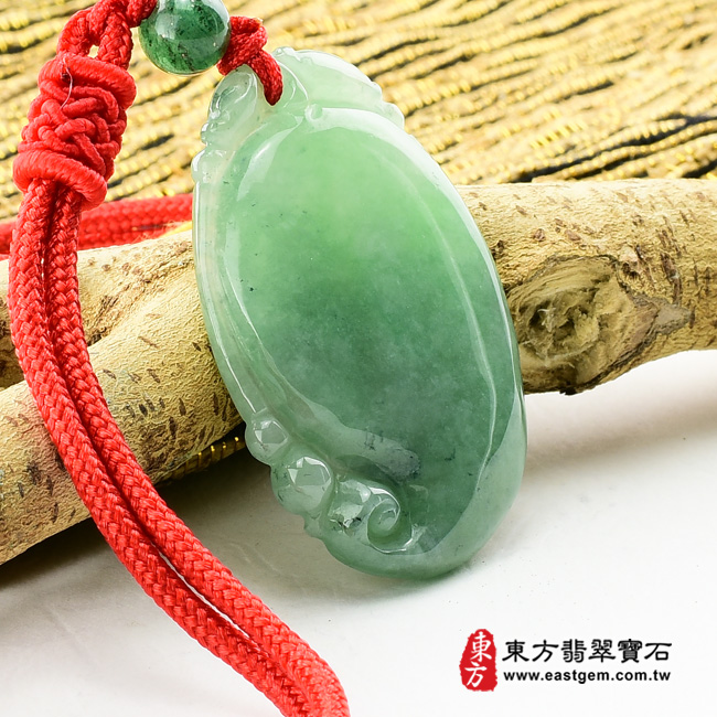 翡翠如意項鍊玉珮左側照片  翡翠如意項鍊玉珮（吉祥如意：如意牌A貨翡翠如意玉珮、緬甸玉如意玉墜）。糯豆種如意LU125。客製化訂做各種翡翠如意吊墜玉珮項鍊。★附A貨翡翠雙證書 