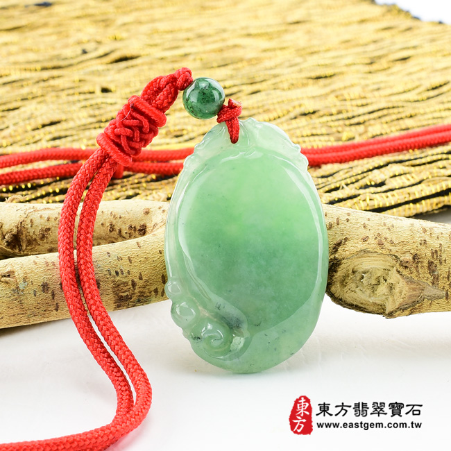 翡翠如意項鍊玉珮情境照片  翡翠如意項鍊玉珮（吉祥如意：如意牌A貨翡翠如意玉珮、緬甸玉如意玉墜）。糯豆種如意LU125。客製化訂做各種翡翠如意吊墜玉珮項鍊。★附A貨翡翠雙證書 