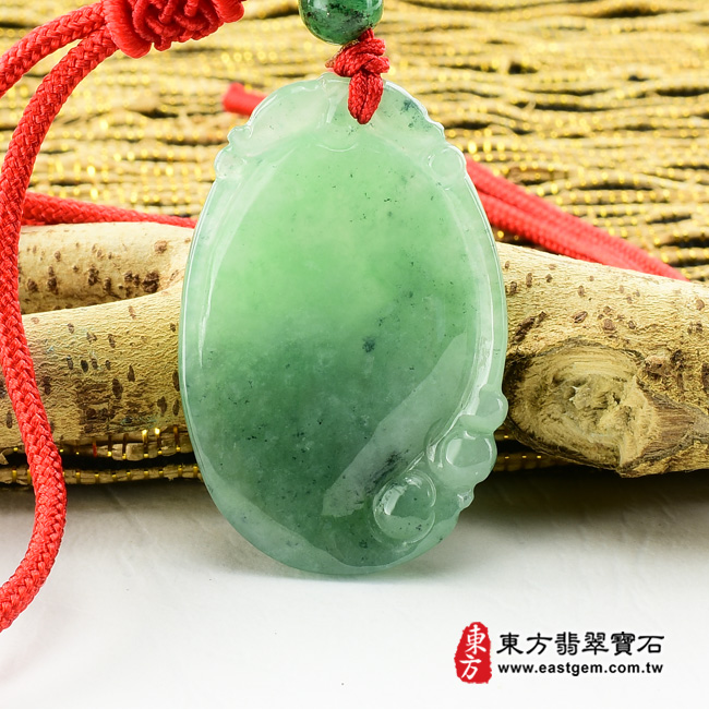 翡翠如意項鍊玉珮背面照片  翡翠如意項鍊玉珮（吉祥如意：如意牌A貨翡翠如意玉珮、緬甸玉如意玉墜）。糯豆種如意LU125。客製化訂做各種翡翠如意吊墜玉珮項鍊。★附A貨翡翠雙證書 