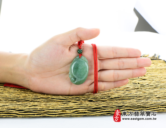 翡翠如意項鍊玉珮大小示意圖  翡翠如意項鍊玉珮（吉祥如意：如意牌A貨翡翠如意玉珮、緬甸玉如意玉墜）。糯豆種如意LU125。客製化訂做各種翡翠如意吊墜玉珮項鍊。★附A貨翡翠雙證書 