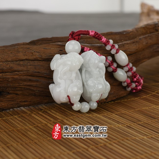 貔貅情境照片 （已出售勿下標，可訂做）翡翠貔貅項鍊玉珮（招財貔貅：貔貅牌A貨翡翠貔貅玉珮、緬甸玉貔貅玉墜）。白翡翠貔貅，PF395。客製化訂做各種翡翠貔貅吊墜玉珮項鍊。★附A貨翡翠雙證書