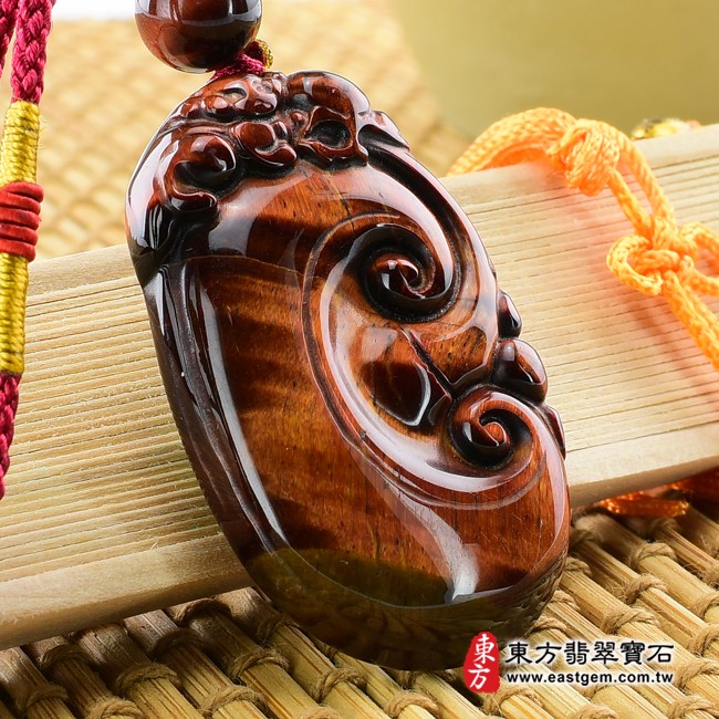 虎眼石如意項鍊左側面照片 虎眼石如意項鍊玉珮（招財如意：如意牌虎眼石如意玉珮、紅虎眼石如意玉墜）。天然虎眼石紅虎眼石如意，LU209。客製化訂做各種虎眼石紅虎眼石如意吊墜玉珮項鍊。★東方翡翠寶石保證卡