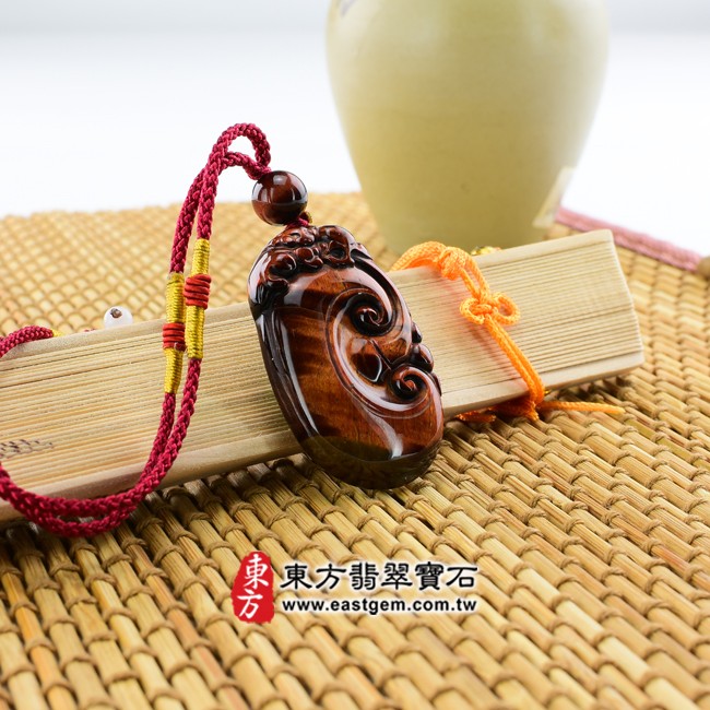 虎眼石如意項鍊情境照片 虎眼石如意項鍊玉珮（招財如意：如意牌虎眼石如意玉珮、紅虎眼石如意玉墜）。天然虎眼石紅虎眼石如意，LU209。客製化訂做各種虎眼石紅虎眼石如意吊墜玉珮項鍊。★東方翡翠寶石保證卡