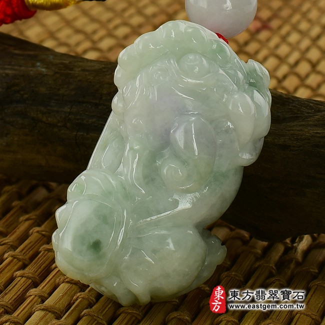 翡翠貔貅右側照片 （已出售勿下標，可訂做）翡翠貔貅項鍊玉珮（招財貔貅帶如意與錢幣：貔貅牌A貨翡翠貔貅玉珮、緬甸玉貔貅玉墜）。淡綠色豆糯種貔貅，PF049。客製化訂做各種翡翠貔貅吊墜玉珮項鍊。★附A貨翡翠雙證書