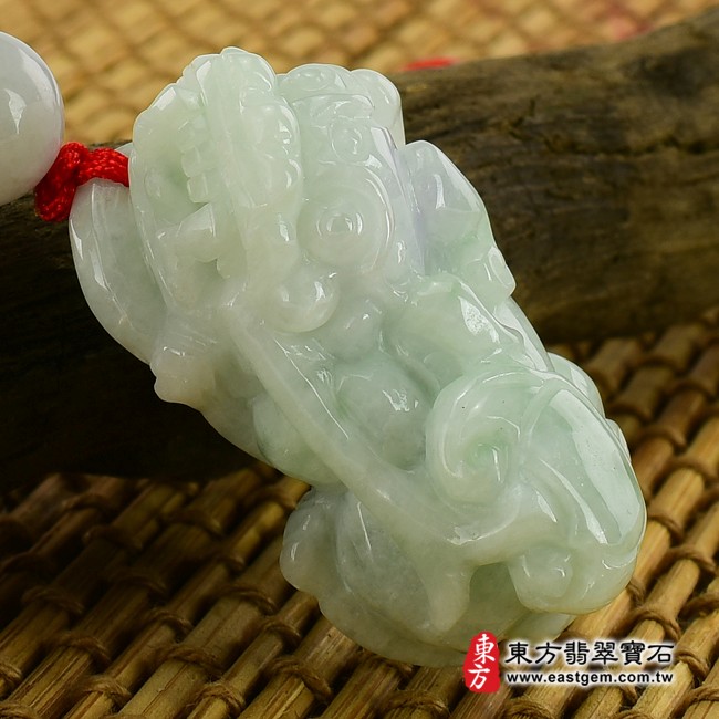翡翠貔貅左側照片 （已出售勿下標，可訂做）翡翠貔貅項鍊玉珮（招財貔貅帶如意與錢幣：貔貅牌A貨翡翠貔貅玉珮、緬甸玉貔貅玉墜）。淡綠色豆糯種貔貅，PF049。客製化訂做各種翡翠貔貅吊墜玉珮項鍊。★附A貨翡翠雙證書