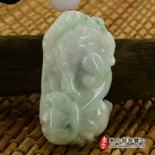 翡翠貔貅正面照片 （已出售勿下標，可訂做）翡翠貔貅項鍊玉珮（招財貔貅帶如意與錢幣：貔貅牌A貨翡翠貔貅玉珮、緬甸玉貔貅玉墜）。淡綠色豆糯種貔貅，PF049。客製化訂做各種翡翠貔貅吊墜玉珮項鍊。★附A貨翡翠雙證書