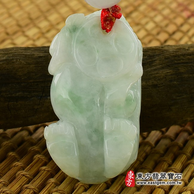 翡翠貔貅背面照片 （已出售勿下標，可訂做）翡翠貔貅項鍊玉珮（招財貔貅帶如意與錢幣：貔貅牌A貨翡翠貔貅玉珮、緬甸玉貔貅玉墜）。淡綠色豆糯種貔貅，PF049。客製化訂做各種翡翠貔貅吊墜玉珮項鍊。★附A貨翡翠雙證書