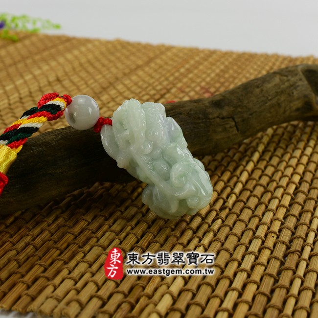 翡翠貔貅情境照片 （已出售勿下標，可訂做）翡翠貔貅項鍊玉珮（招財貔貅帶如意與錢幣：貔貅牌A貨翡翠貔貅玉珮、緬甸玉貔貅玉墜）。淡綠色豆糯種貔貅，PF049。客製化訂做各種翡翠貔貅吊墜玉珮項鍊。★附A貨翡翠雙證書