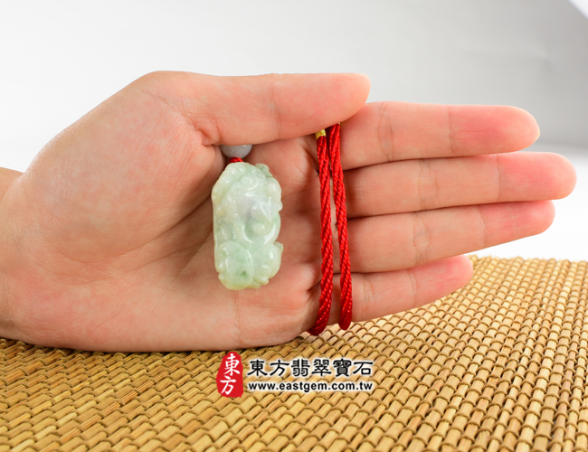 翡翠貔貅大小示意照片 （已出售勿下標，可訂做）翡翠貔貅項鍊玉珮（招財貔貅帶如意與錢幣：貔貅牌A貨翡翠貔貅玉珮、緬甸玉貔貅玉墜）。淡綠色豆糯種貔貅，PF049。客製化訂做各種翡翠貔貅吊墜玉珮項鍊。★附A貨翡翠雙證書