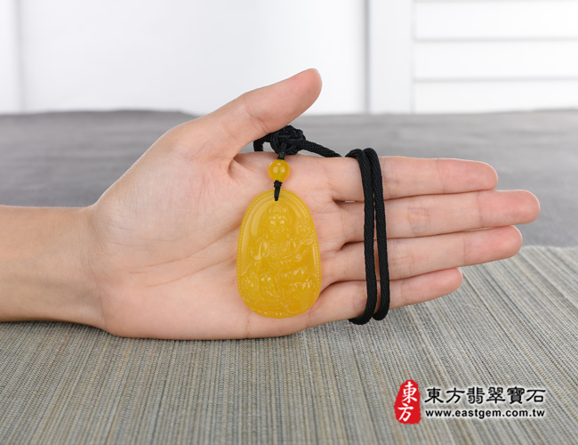 黃瑪瑙普賢菩薩項鍊玉珮大小示意圖  黃瑪瑙普賢菩薩項鍊玉珮（普賢菩薩：普賢菩薩牌黃瑪瑙普賢菩薩玉珮、黃玉髓普賢菩薩玉墜）。黃瑪瑙玉髓普賢菩薩，BS062。客製化訂做各種瑪瑙玉髓普賢菩薩吊墜玉珮項鍊。★附東方翡翠寶石保證卡