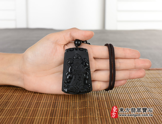 黑曜石福德正神土地公財神爺項鍊玉珮大小示意照片  （已出售勿下標，可訂做）黑曜石福德正神土地公財神爺項鍊玉珮（福德正神土地公財神爺：福德正神土地公財神爺牌黑曜石福德正神土地公財神爺玉珮、黑曜石福德正神土地公財神爺玉墜）。全黑黑曜石福德正神土地公財神爺，CG015。客製化訂做各種黑曜石福德正神土地公財神爺吊墜玉珮項鍊。★附東方翡翠寶石保證卡