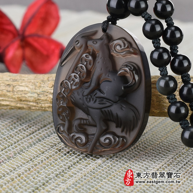 黑曜石狗項鍊玉珮右側照片  黑曜石狗項鍊玉珮（神犬乘鶴：狗牌黑曜石狗玉珮、黑曜石狗玉墜，狗十二生肖項鍊）。冰種黑曜石狗，DO015。客製化訂做各種黑曜石狗吊墜玉珮項鍊。★東方翡翠寶石保證卡 