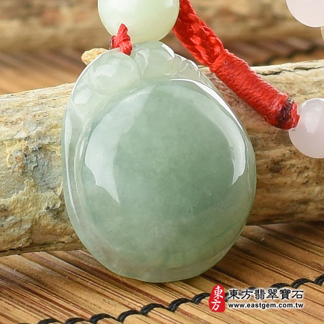 翡翠福瓜右側照片 翡翠福瓜項鍊玉珮（福運連綿：福瓜牌A貨翡翠福瓜玉珮、緬甸玉福瓜玉墜）。淡綠色糯種福瓜，FW082。客製化訂做各種翡翠福瓜吊墜玉珮項鍊。★附A貨翡翠雙證書