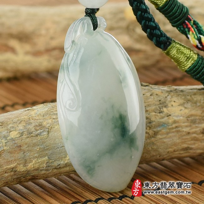 翡翠福瓜左側照片 翡翠福瓜項鍊玉珮（福運連綿：福瓜牌A貨翡翠福瓜玉珮、緬甸玉福瓜玉墜）。白綠色糯種帶飄花福瓜，FW090。客製化訂做各種翡翠福瓜吊墜玉珮項鍊。★附A貨翡翠雙證書
