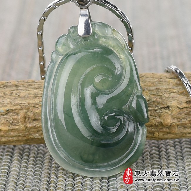 翡翠如意背面照片 （已出售勿下標，可訂做）翡翠如意項鍊玉珮（吉祥如意龍：如意牌A貨翡翠如意玉珮、緬甸玉如意玉墜）。糯種帶飄花如意 ，LU345。客製化訂做各種翡翠如意吊墜玉珮項鍊。★附A貨翡翠雙證書