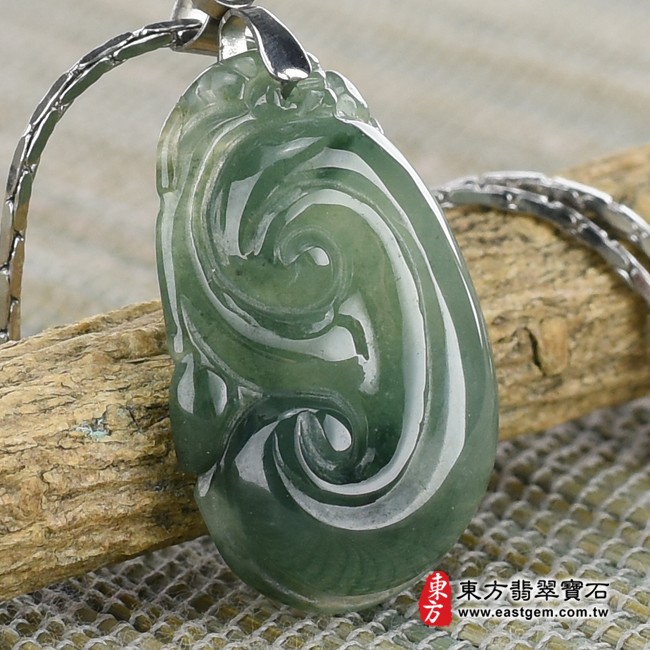 翡翠如意左側照片 （已出售勿下標，可訂做）翡翠如意項鍊玉珮（吉祥如意龍：如意牌A貨翡翠如意玉珮、緬甸玉如意玉墜）。糯種帶飄花如意 ，LU345。客製化訂做各種翡翠如意吊墜玉珮項鍊。★附A貨翡翠雙證書