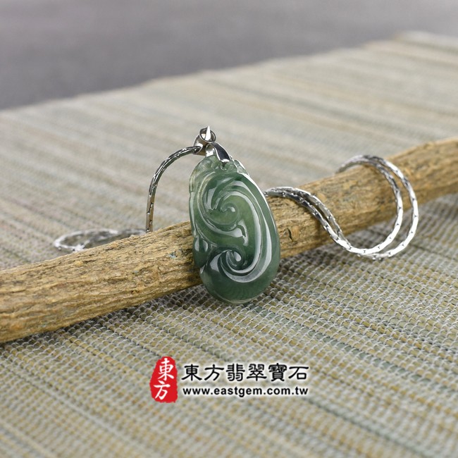 翡翠如意情境照片 （已出售勿下標，可訂做）翡翠如意項鍊玉珮（吉祥如意龍：如意牌A貨翡翠如意玉珮、緬甸玉如意玉墜）。糯種帶飄花如意 ，LU345。客製化訂做各種翡翠如意吊墜玉珮項鍊。★附A貨翡翠雙證書