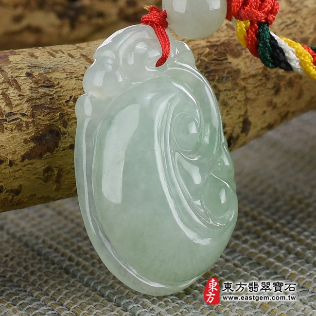 翡翠如意左側照片 （已出售勿下標，可訂做）翡翠如意項鍊玉珮（吉祥如意龍：如意牌A貨翡翠如意玉珮、緬甸玉如意玉墜）。淡綠色細糯種如意，LU357。客製化訂做各種翡翠如意吊墜玉珮項鍊。★附A貨翡翠雙證書