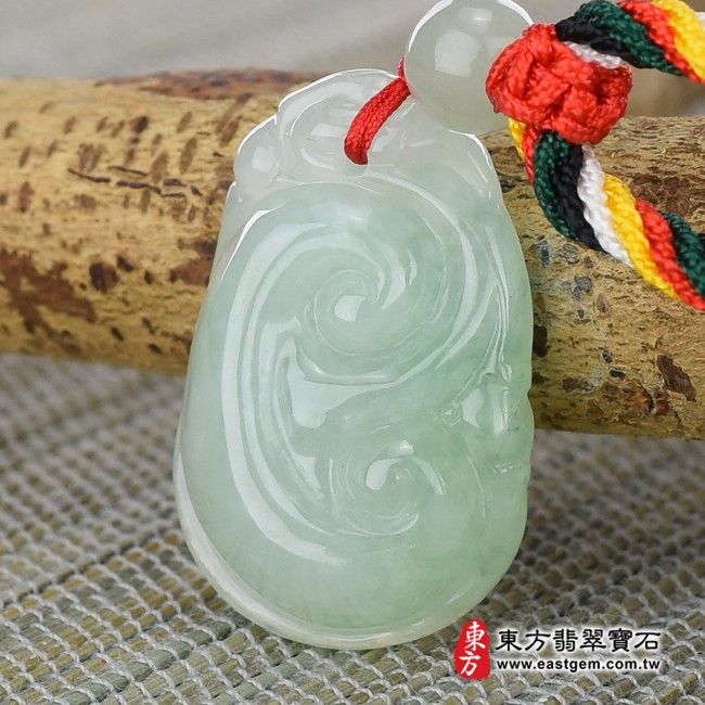 翡翠如意右側照片 （已出售勿下標，可訂做）翡翠如意項鍊玉珮（吉祥如意龍：如意牌A貨翡翠如意玉珮、緬甸玉如意玉墜）。淡綠色細糯種如意，LU357。客製化訂做各種翡翠如意吊墜玉珮項鍊。★附A貨翡翠雙證書