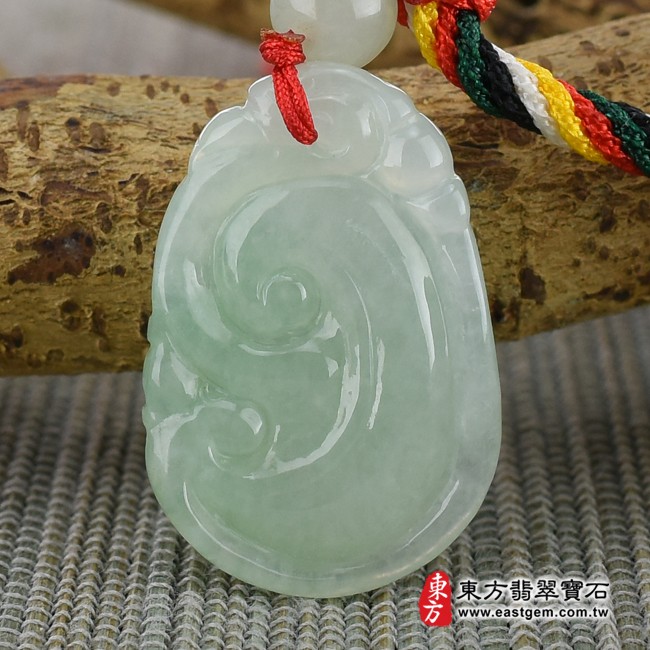 翡翠如意背面照片 （已出售勿下標，可訂做）翡翠如意項鍊玉珮（吉祥如意龍：如意牌A貨翡翠如意玉珮、緬甸玉如意玉墜）。淡綠色細糯種如意，LU357。客製化訂做各種翡翠如意吊墜玉珮項鍊。★附A貨翡翠雙證書