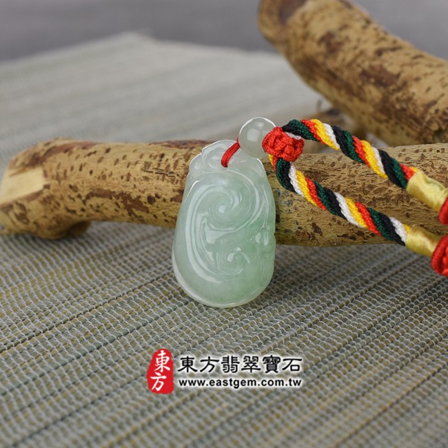 翡翠如意情境照片 （已出售勿下標，可訂做）翡翠如意項鍊玉珮（吉祥如意龍：如意牌A貨翡翠如意玉珮、緬甸玉如意玉墜）。淡綠色細糯種如意，LU357。客製化訂做各種翡翠如意吊墜玉珮項鍊。★附A貨翡翠雙證書
