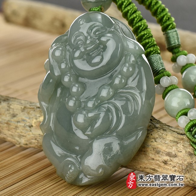 翡翠彌勒佛右側照片 翡翠彌勒佛項鍊玉珮（彌勒佛：彌勒佛牌A貨翡翠彌勒佛玉珮、緬甸玉彌勒佛玉墜）。綠色糯種彌勒佛，ML188。客製化訂做各種翡翠彌勒佛吊墜玉珮項鍊。★附A貨翡翠雙證書