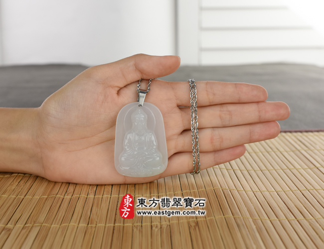 翡翠阿彌陀佛大小示意照片 （已出售勿下標，可訂做）翡翠阿彌陀佛項鍊玉珮（阿彌陀佛：阿彌陀佛牌A貨翡翠阿彌陀佛玉珮、緬甸玉阿彌陀佛玉墜）。淡綠色糯種阿彌陀佛，FD268。客製化訂做各種翡翠阿彌陀佛吊墜玉珮項鍊。★附A貨翡翠雙證書