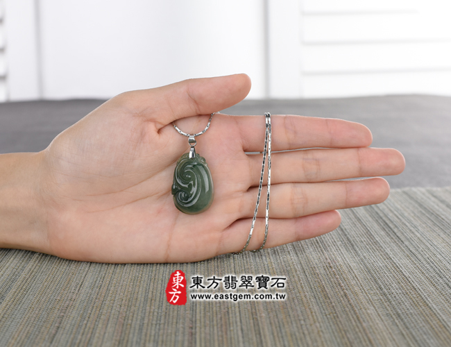 翡翠如意大小示意圖照片 （已出售勿下標，可訂做）翡翠如意項鍊玉珮（吉祥如意龍：如意牌A貨翡翠如意玉珮、緬甸玉如意玉墜）。糯種帶飄花如意 ，LU345。客製化訂做各種翡翠如意吊墜玉珮項鍊。★附A貨翡翠雙證書