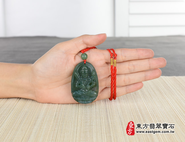 水草玉虛空藏菩薩項鍊玉珮大小示意圖  水草玉虛空藏菩薩項鍊玉珮（虛空藏菩薩：虛空藏菩薩牌水草玉虛空藏菩薩玉珮、水草玉虛空藏菩薩玉墜）。水草玉虛空藏菩薩，GY513。客製化訂做各種水草玉虛空藏菩薩吊墜玉珮項鍊。★附東方翡翠寶石保證卡