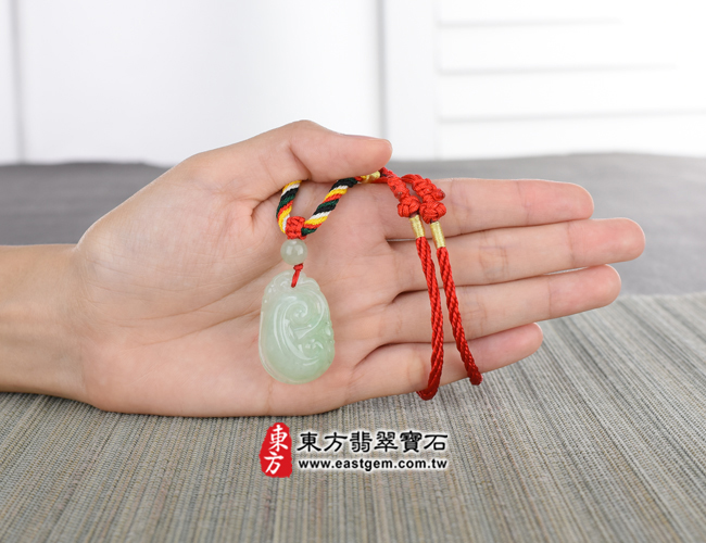 翡翠如意大小示意照片 （已出售勿下標，可訂做）翡翠如意項鍊玉珮（吉祥如意龍：如意牌A貨翡翠如意玉珮、緬甸玉如意玉墜）。淡綠色細糯種如意，LU357。客製化訂做各種翡翠如意吊墜玉珮項鍊。★附A貨翡翠雙證書