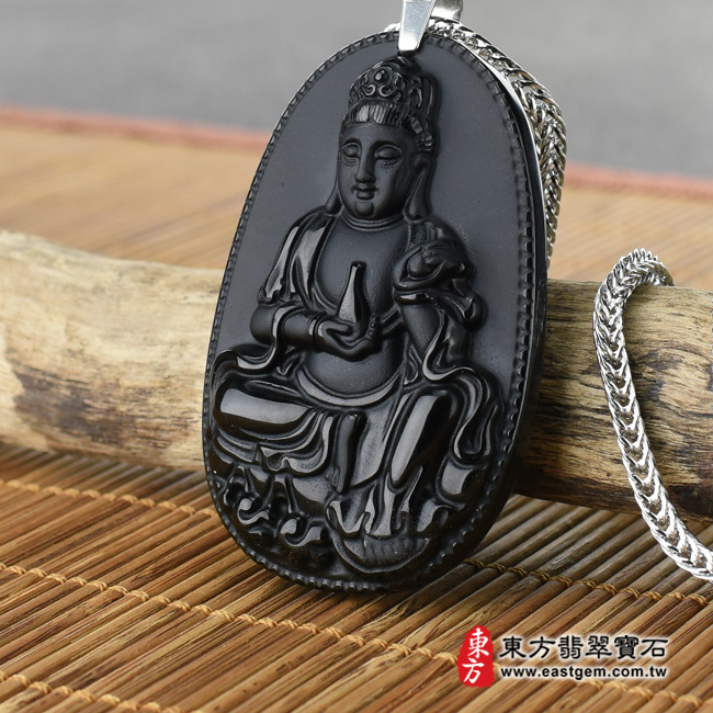 黑曜石觀音項鍊玉珮右側照片  黑曜石觀世音菩薩項鍊玉珮（觀世音菩薩：觀世音菩薩牌黑曜石觀世音菩薩玉珮、黑曜石觀世音菩薩玉墜）。黑曜石觀世音菩薩，GY495。客製化訂做各種黑曜石觀世音菩薩吊墜玉珮項鍊。★附東方翡翠寶石保證卡