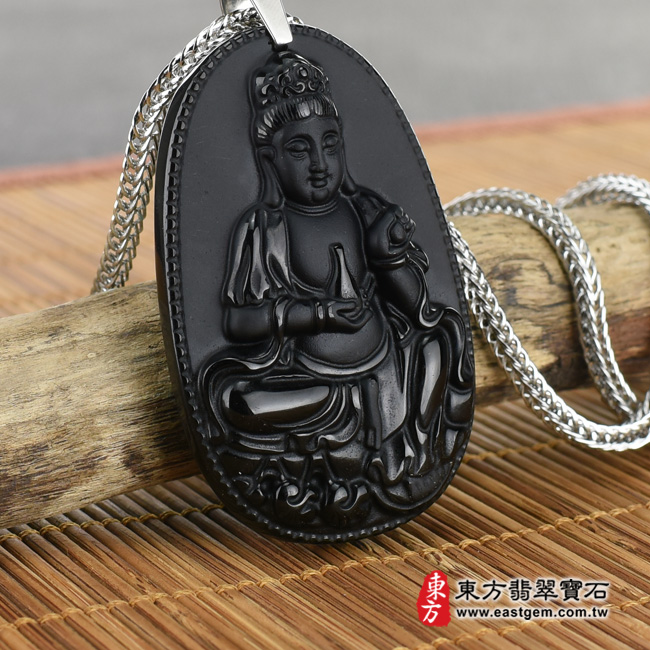 黑曜石觀音項鍊玉珮左側照片  黑曜石觀世音菩薩項鍊玉珮（觀世音菩薩：觀世音菩薩牌黑曜石觀世音菩薩玉珮、黑曜石觀世音菩薩玉墜）。黑曜石觀世音菩薩，GY495。客製化訂做各種黑曜石觀世音菩薩吊墜玉珮項鍊。★附東方翡翠寶石保證卡