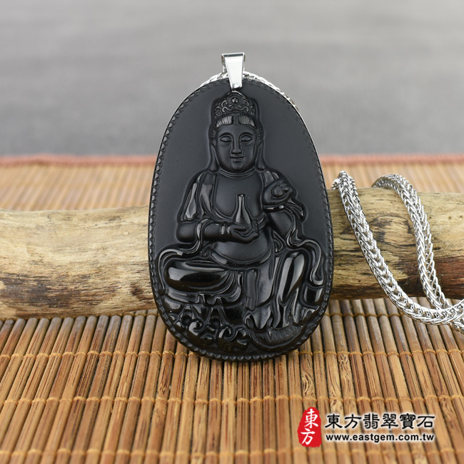 黑曜石觀音項鍊玉珮情境照片  黑曜石觀世音菩薩項鍊玉珮（觀世音菩薩：觀世音菩薩牌黑曜石觀世音菩薩玉珮、黑曜石觀世音菩薩玉墜）。黑曜石觀世音菩薩，GY495。客製化訂做各種黑曜石觀世音菩薩吊墜玉珮項鍊。★附東方翡翠寶石保證卡
